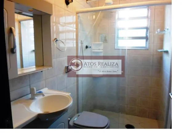 Imagem Grande oportunidade e muito lucrativo na vila Santa Catarina. Vendo imóvel com 3 casas + 1 salão comercial na Vila Santa Catarina. Casa 1= casa principal. Tem 2 dormitórios, sala, cozinha, banheiro. Tem também um sótão com 2 cômodos e 1 banheiro. Tem gara
