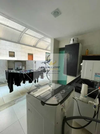 Imagem Vendo Casa em Condomínio Fechado, com 480m², 5 quartos s/ 5 suítes, espaço gourmet, piscina e 4 vagas