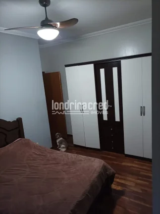 Imagem Linda casa no Jardim San Fernando: 3 dormitórios (1 suíte), cozinha planejada, churrasqueira, 2 vagas de garagem, 180m² de terreno e 117m² de área útil.