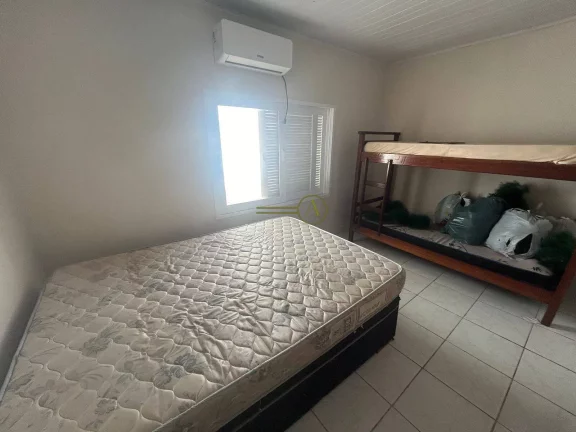 Imagem Casa à 200m do mar no centro de Peruíbe por apenas 500mil