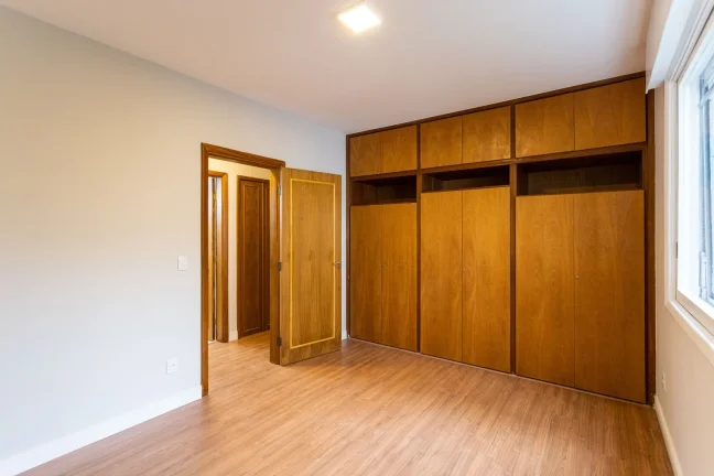 Imagem Apartamento 134M², 3Q, 1 Suíte, 2 Banheiros, 1 Vaga, Armários, Ar Condicionado.