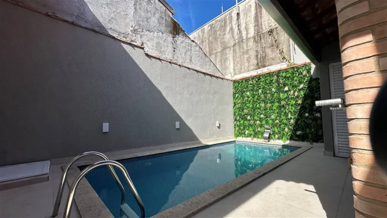 Espaçosa Casa Geminada à Venda no Mirim, Praia Grande - 2 Quartos