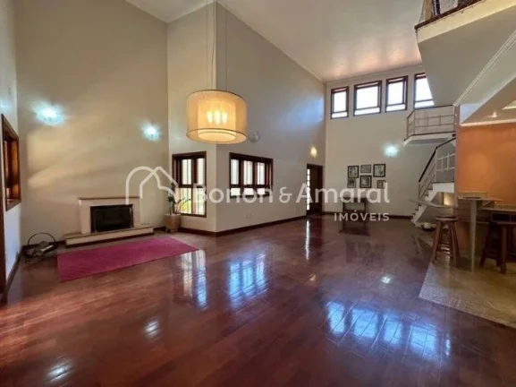 Imagem Linda casa em condomínio fechado. No piso superior há um hall, 3 quartos com varanda, sendo uma su...