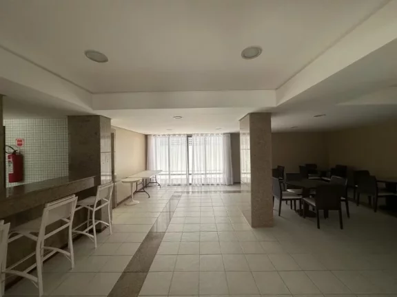 Imagem A 5ª Avenida Imóveis selecionou esse charmoso apartamento de 2/4 + dependências, atualmente revertido gabinete, podendo ser 3 Suites totais, 02 vagas