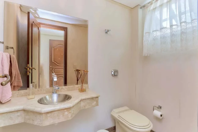 Imagem Casa mobiliada em condomínio fechado com 3 dormitórios sendo 1 suíte e 4 vagas em Curitiba