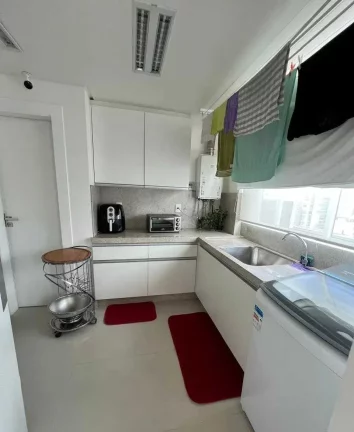 Imagem Apartamento mobiliado com 3 suítes e 3 vagas de garagem na Avenida Atlântica em Balneário Camboriú