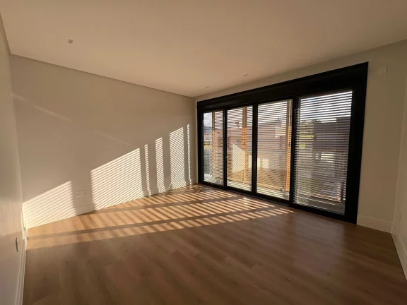 Imagem Casa em condomínio com 4 suítes e 4 vagas de garagem em Camboriú/SC