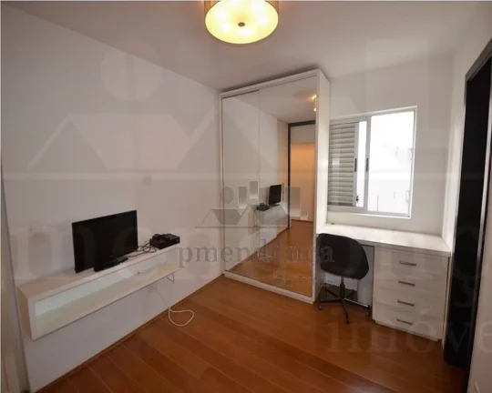 Imagem Cobertura duplex, ampla, bem distribuída com piso de tacos, armários embutidos, gabinete nos banhe...