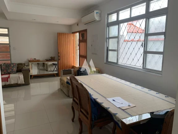 Imagem Sobrado 100% Reformado, 168m², 3 Dormitórios sendo 2 suítes , 2 vagas de garagem e no bairro do Boqueirão