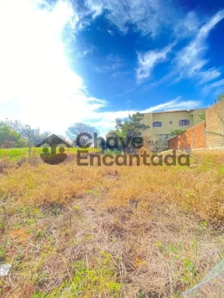 Terreno com construcao iniciada e projeto aprovado.