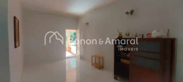 Imagem Casa em localização estratégica no coração do Guanabara, ideal para fins residenciais ou comerc...