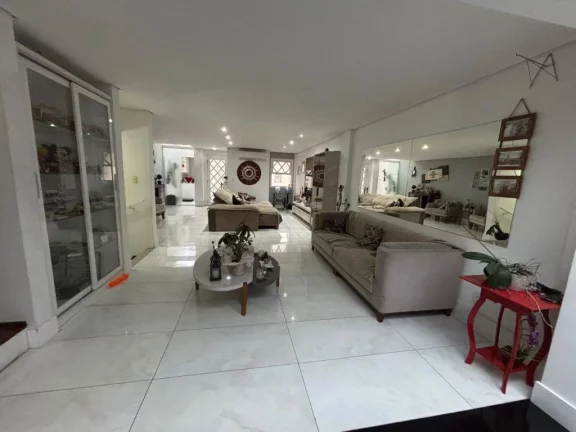 Imagem Imóvel à venda em São Caetano do Sul-SP: Casa com 4 quartos, 1 suíte, 2 banheiros, 4 vagas de garagem e 250m² de área no Jardim São Caetano.