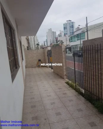 Imagem Casa à Venda com 05 Dormitórios sendo 01 Suíte, com Churrasqueira a Carvão, com Ampla Varanda, localizada no Centro em Balneário Camboriú.