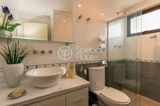 Imagem Cobertura duplex com lazer privativo, piso superior com ares de casa, possui um living amplo para tr...