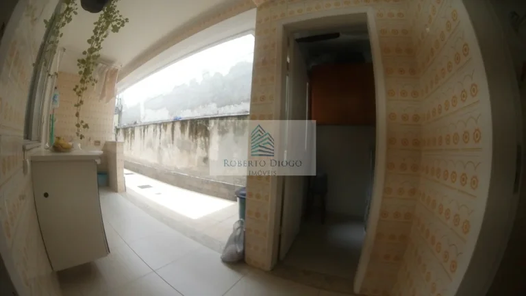 Imagem Venda de casa em São Francisco, Niterói-RJ: 2 quartos, 1 suíte, 2 salas, 3 banheiros, 4 vagas de garagem, 100m². Confira!
