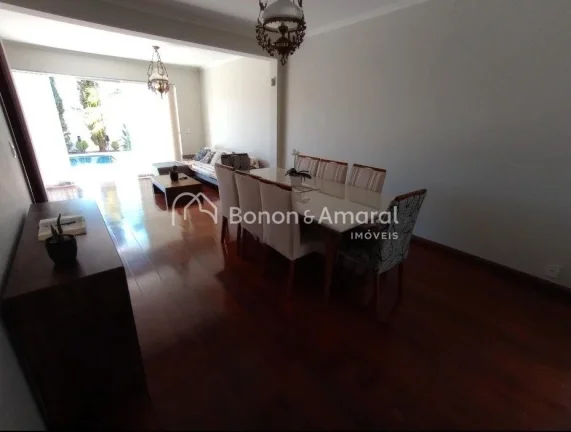 Imagem Essa casa estilo sobrado, localizada no bairro Vila Brandina! Com uma localização privilegiada, pr...