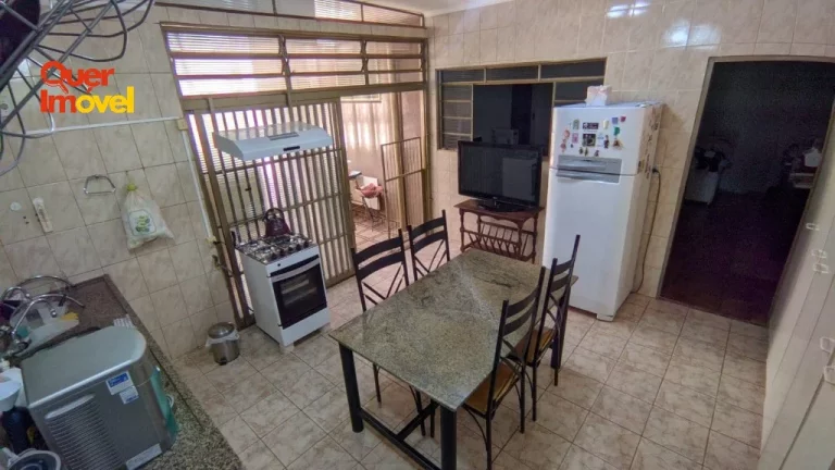 Imagem Casa no Jardim Independência: 4 quartos, 2 suítes, 3 salas, 2 vagas, 215m². Imperdível em Ribeirão Preto-SP! Acesse Quer Imóvel Negócios Imobiliários.
