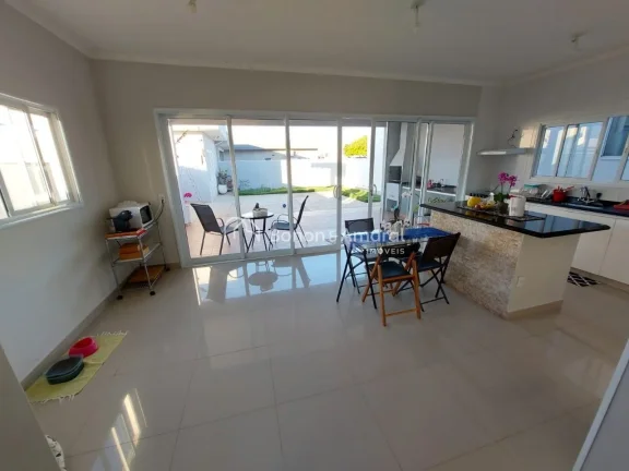 Imagem Encante-se com este belo sobrado de 220 mtrs, construído sobre um terreno plano de 300 mtrs, em um ...