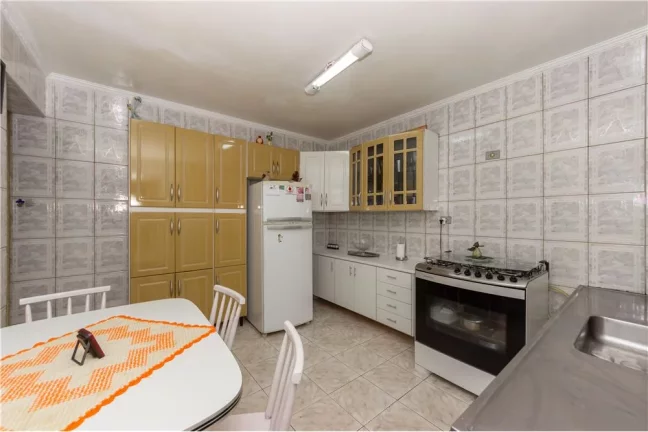 Imagem Encantadora Casa de 175m² com 4 Dormitórios e 2 Vagas na Garagem em Taipas, São Paulo