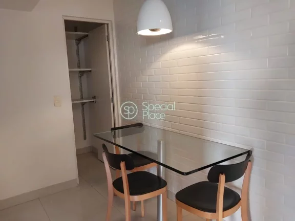 Imagem Excelente apartamento, com 240m² bem distribuídos, amplo living com varanda em L, lareira e uma vi...