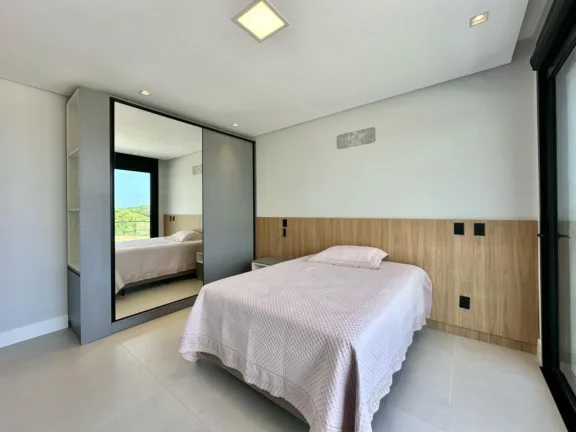 Imagem Casa em Condominio 5 Dormitórios - Bairro --