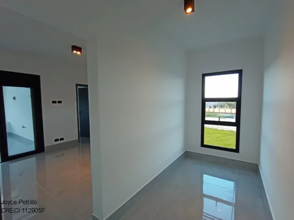 Imagem Casa Nova com Arquitetura Moderna à Venda em Condomínio Fechado na Cidade de Peruíbe.