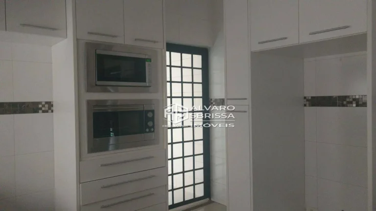 Imagem Casa estilo colonial, possui 3 suítes com ar condicionado e armários. Condomínio Portella Itu SP