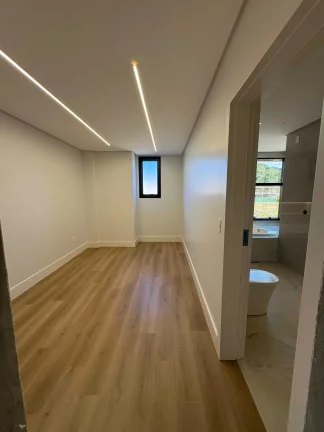 Imagem Casa em condomínio com 4 suítes e 4 vagas de garagem em Camboriú/SC