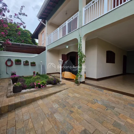 Imagem Este amplo sobrado com 321m², possuí uma planta bem distribuída e atemporal, oferecendo um lar ac...