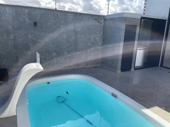 Imagem Sobrado com 3 suítes e 2 vagas de garagem no Bairro Rio Pequeno em Camboriú