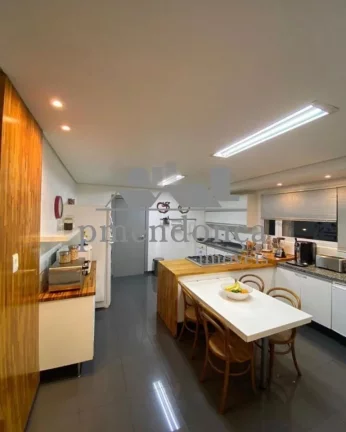 Imagem Lindo apartamento reformado em Predinho charmoso, sem elevador, em uma das ruas mais cobiçadas em P