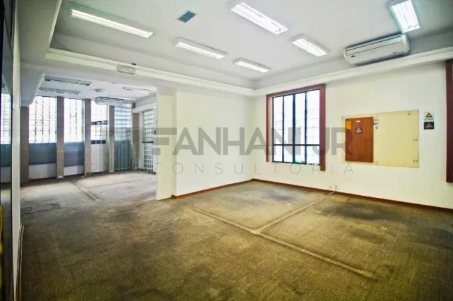 Imagem Casa Comercial de Alto Padrão para Locação no Jardim América, São Paulo-SP: 6 Salas, 6 Banheiros, 20 Vagas - 824m²!