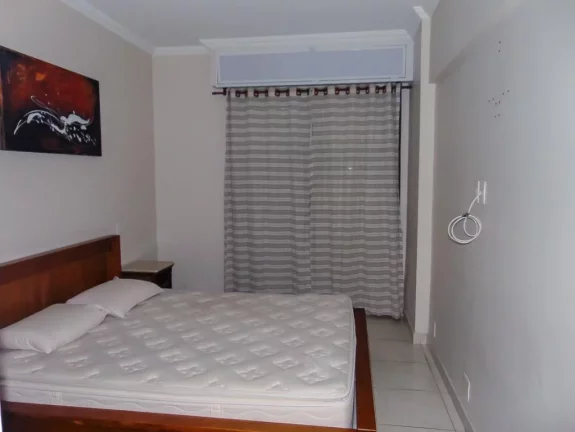 Imagem Pitangueiras - Uma quadra do mar - Totalmente reformado e decorado - Garagem no prédio - Serviço de praia.
