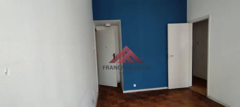Imagem Apartamento em local previlegiado em icarai,a 40metros da praia,composto de sala 02 quartos,wc social,cozinha,area de serviço,e dependencias completas