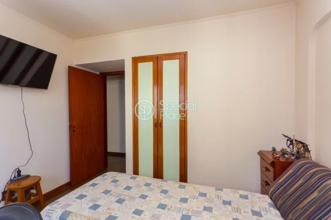 Imagem Ótimo apartamento com 159m2 de área privativa, 4 dormitórios ( 1 suíte ) e 2 vagas na garagem. L...