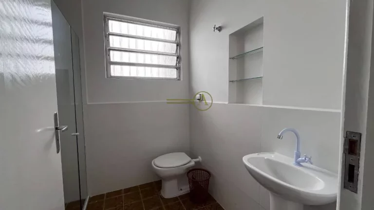 Imagem Casa à Venda – Reformada com Quintal e Vaga para 3 Carros