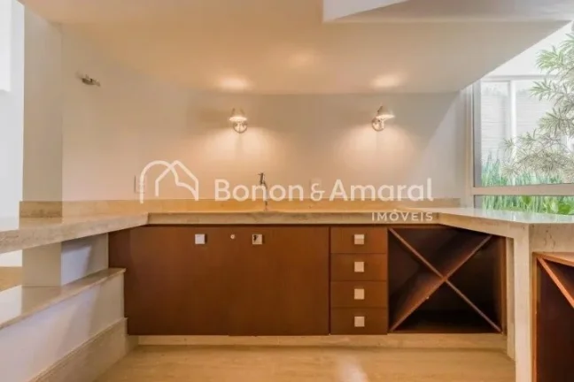 Imagem Sobrado amplo e luxuoso, com área construída de 835 m².

A residência possui no piso superior 4 ...