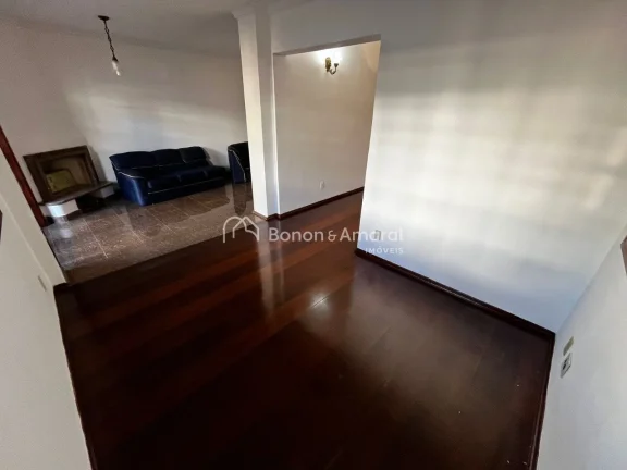 Imagem Casa de 600 m², com 3 entradas separadas (principal, sala da lareira e serviço). Com 5 suítes, se...
