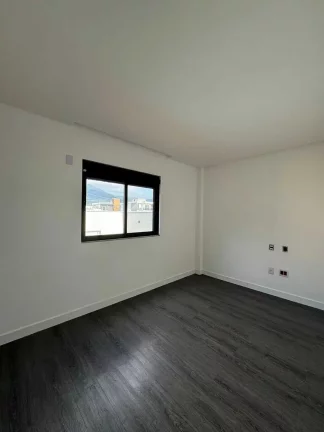 Imagem Casa em condomínio com 4 dormitórios e 4 vagas de garagem em Camboriú