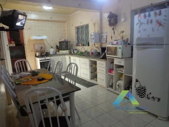 Imagem Linda casa com 3 dormitórios, 3 vagas, 3 banheiros área gourmet com fácil acesso a comércios e principais avenidas.