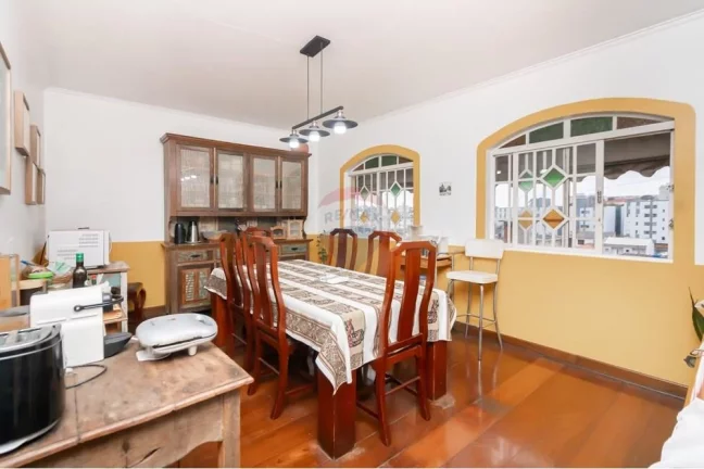 Imagem Raridade no coração da Cidade São Francisco – Sobrado espaçoso com 4 dormitórios (2 suítes)