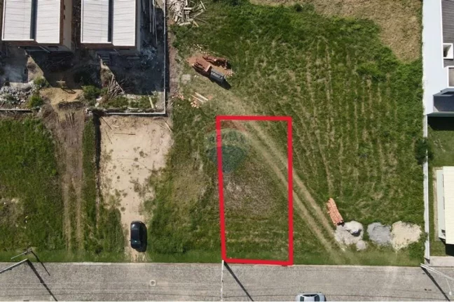 Imagem Terreno plano dentro de condomínio fechado.