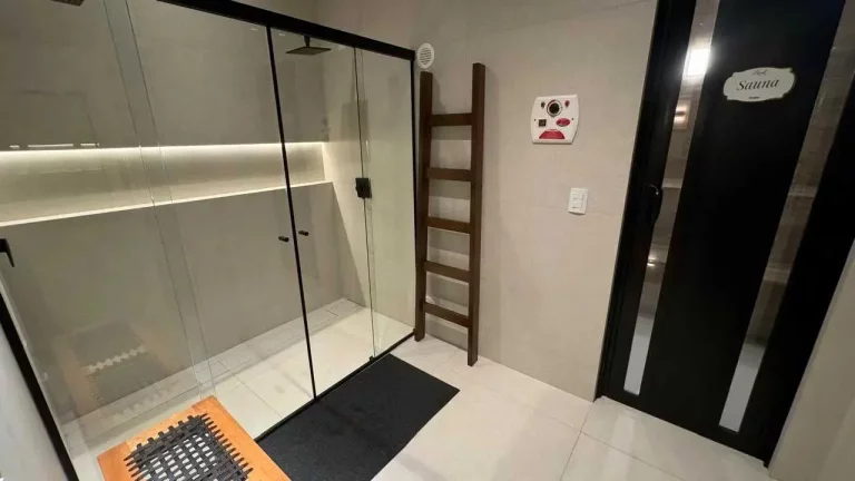 Imagem Apartamento com 4 suítes sendo 1 master e 3 vagas de garagem em Meia Praia - Itapema/SC