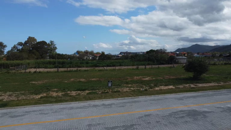 Imagem Terreno à venda em Garopaba-SC, bairro Ambrósio. Escriturado, 362m², com financiamento. Perto do centro e praias.