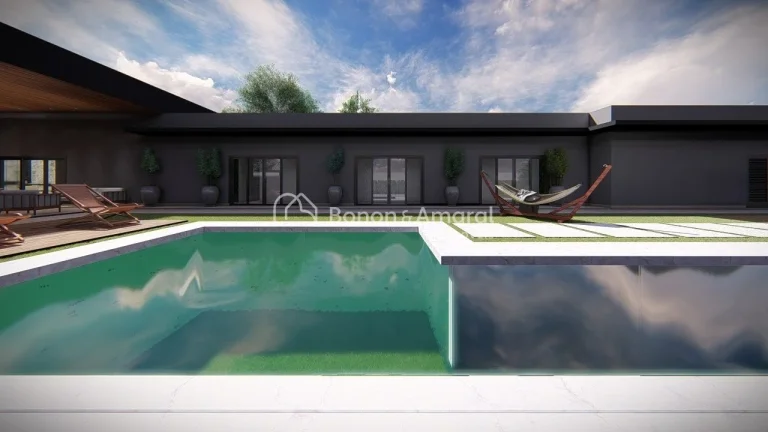 Imagem Casa em construção com sala com pé direito duplo, cozinha, churrasqueira fechada e coberta integr...