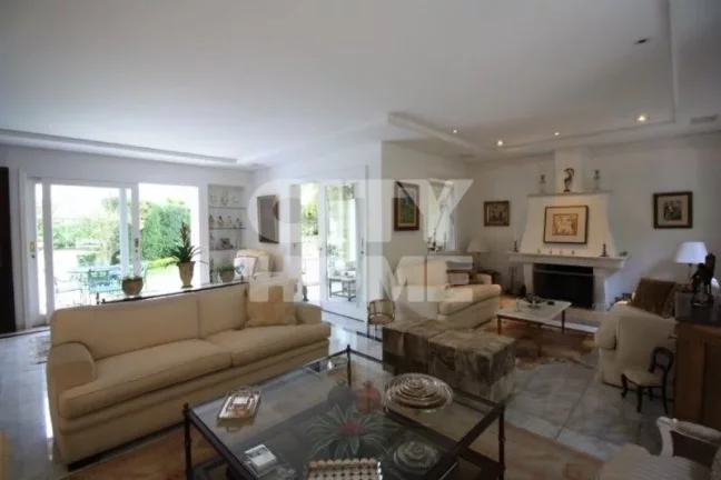 Imagem Casa espaçosa e segura, em condomínio com 07 casas! Situada em bela Praça, no ponto mais tranquil...