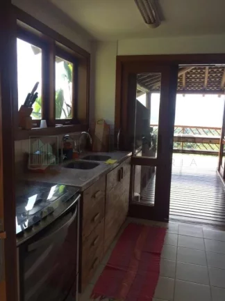 Imagem Venha se encantar com esta deslumbrante casa localizada no exclusivo Condomínio Yacamim, em Ilhabela, que oferece uma vista espetacular para o mar. E