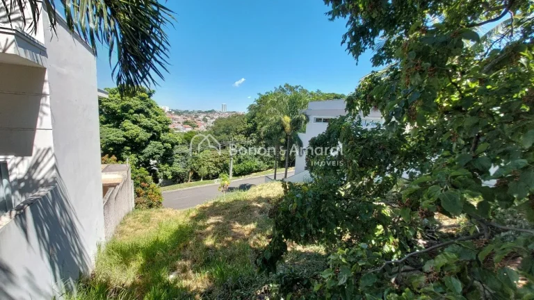 Imagem Este terreno, de 300 m², está localizado na parte mais baixa do condomínio e conta com uma topogr...