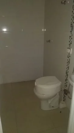 Imagem Barracão com excelente localização com portão de aço, escritório com escada, 2 sanitários, co...