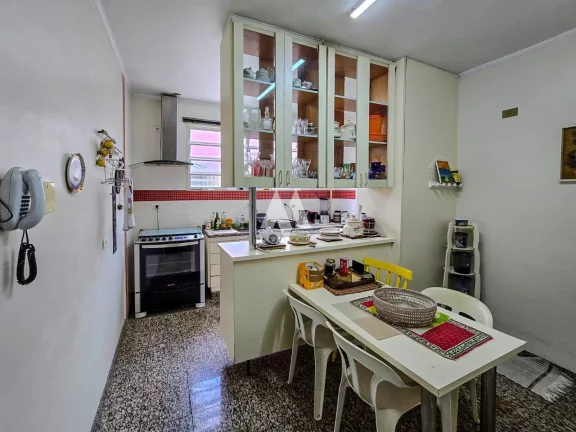 Imagem Apartamento com 2 dormitórios, sendo 1 suíte e dependência completa a 1/2 quadra da praia à venda no Embaré, Santos/SP